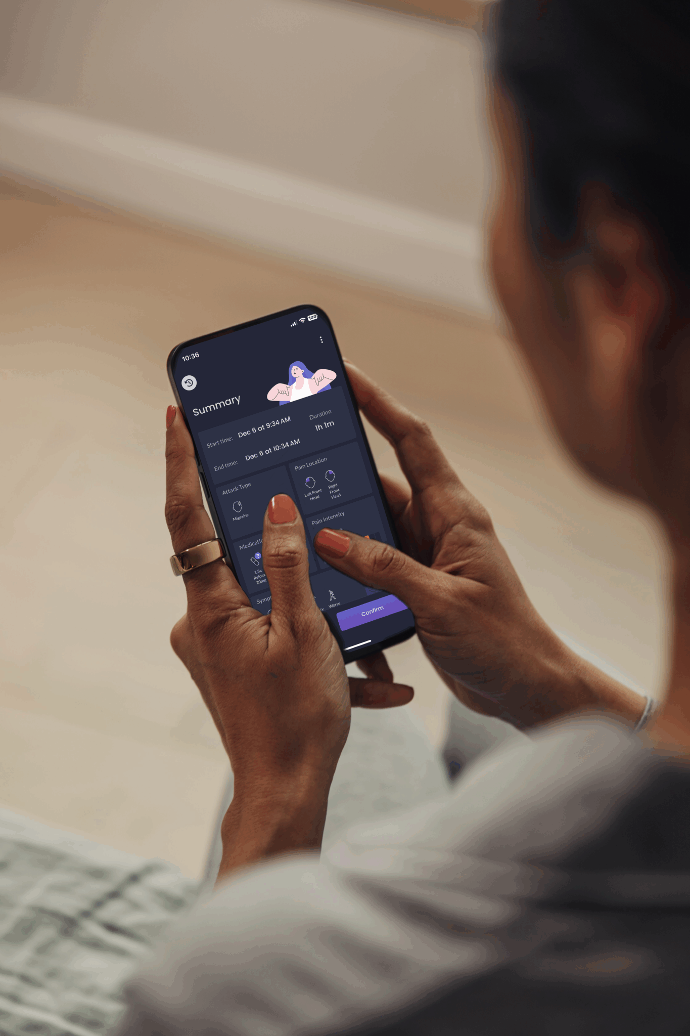 Woman wearing an Oura ring and its interation with Migraine Buddy